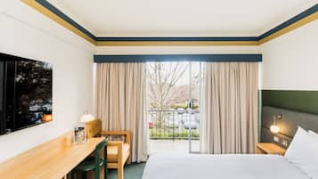 Habitación, 1 cama de matrimonio, balcón | 1 dormitorio, escritorio, cortinas opacas y sistema de insonorización