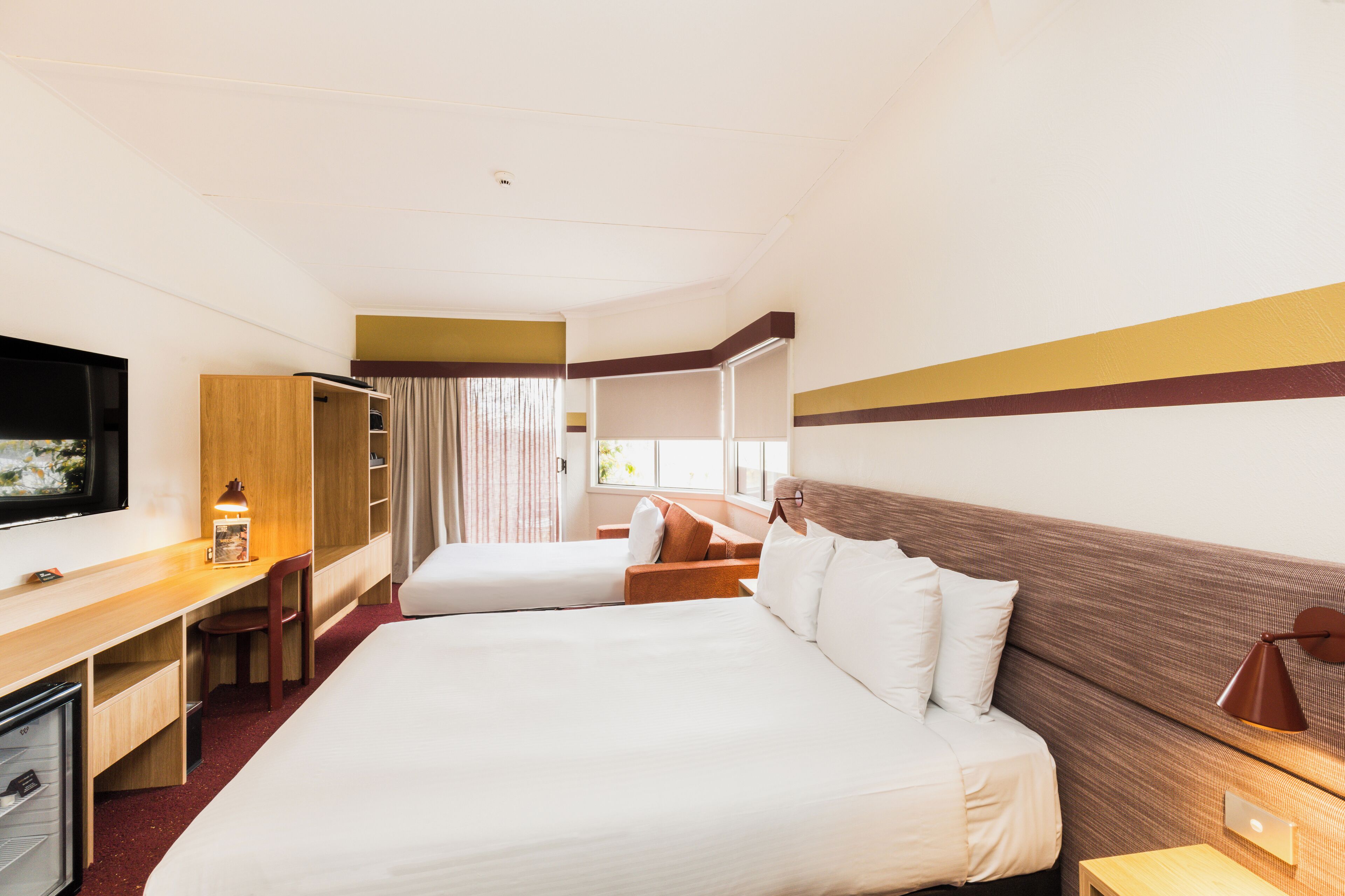 queen sofa balcony room | 1 bedroom, desk, blackout curtains, soundproofing