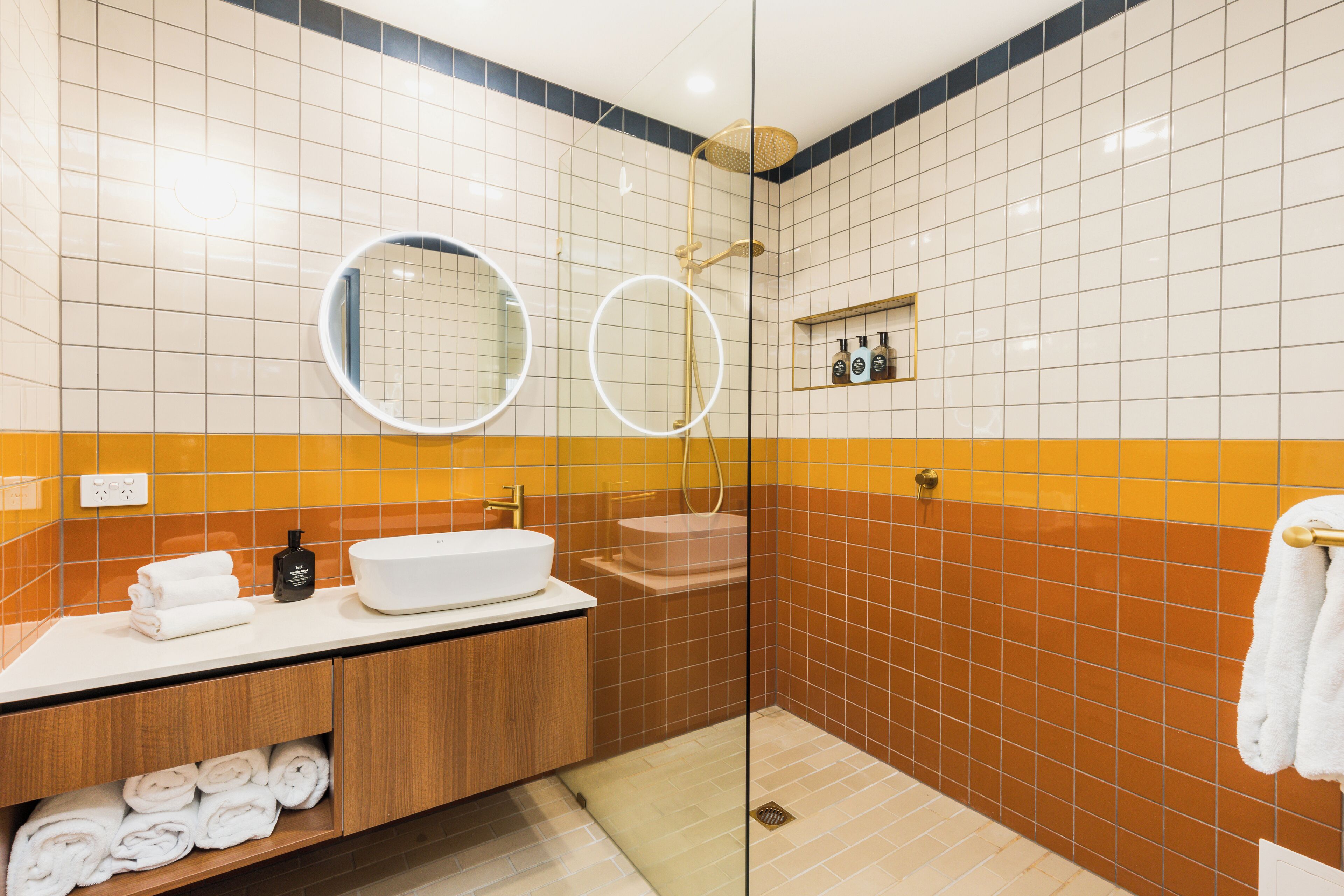 1 Bedroom Apartment | Bathroom | Shower, free toiletries, hair dryer, towels