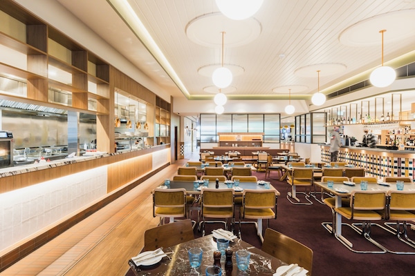 Makan tengah hari dan makan malam dihidangkan, masakan tempatan