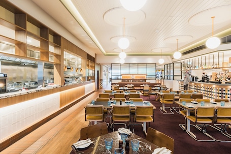 Lunch and dinner served . Statesman Hotel