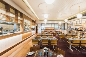 供应午餐和晚餐，地方菜