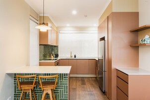 标准房 (Cabinet Queen and Sofa) | 私人厨房 | 冰箱、电热水壶