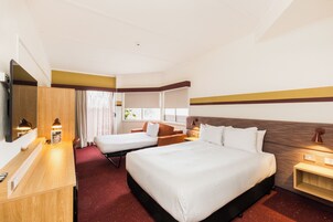 Habitación, 1 cama de matrimonio con sofá cama, balcón | Escritorio, cortinas opacas, sistema de insonorización