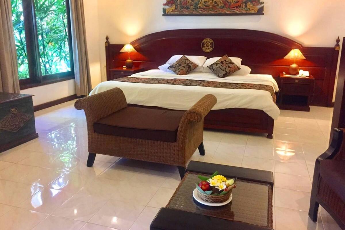 1 kamar tidur, minibar, meja kerja, dan tirai kedap cahaya