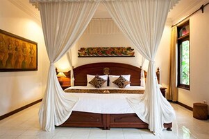 Suite Room | 1 kamar tidur, minibar, meja kerja, dan tirai kedap cahaya