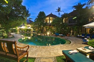 Kolam renang outdoor, dengan payung kolam renang dan kursi berjemur