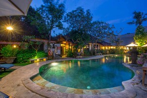 Kolam renang outdoor, dengan payung kolam renang dan kursi berjemur