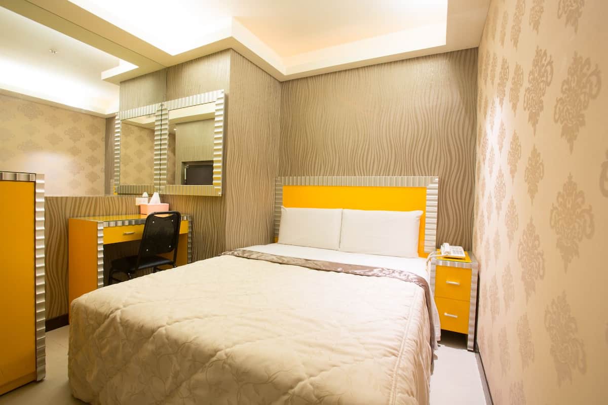 Classic Room | Minibar, desk, iron/ironing board, free WiFi
