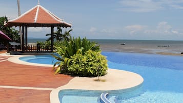 Piscine extérieure, parasols de plage, chaises longues