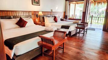 Deluxe kamer, uitzicht op tuin | Een minibar, een kluis op de kamer, individueel gedecoreerd