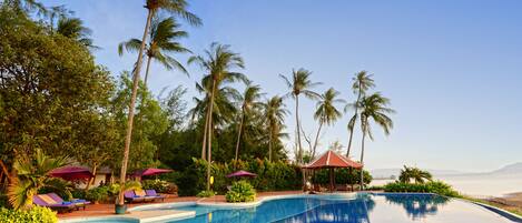 Udendørs pool, parasoller, liggestole