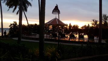 Een buitenzwembad, parasols bij het zwembad en ligstoelen