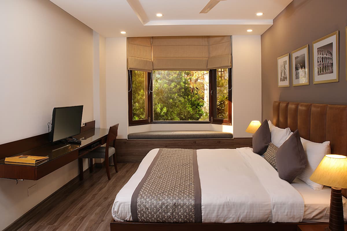 Executive Suite, Non Smoking | 1 bedroom, premium bedding, down duvets, minibar