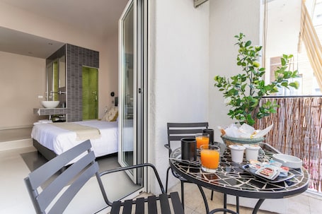 Habitación doble superior, 1 cama doble, balcón | 4 dormitorios, ropa de cama de alta calidad, edredones de plumas. Moai Home