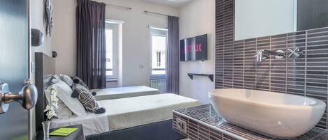 4 عدّة غرف نوم وأغطية فراش متميزة وألحفة محشوة بالريش ومكتب