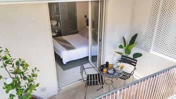 Quarto casal superior, 1 cama de casal, sacada | 4 quartos, roupas de cama premium, edredons de pluma, escrivaninha