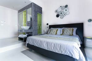 Habitación doble superior, 1 cama matrimonial, balcón | 4 habitaciones, ropa de cama de alta calidad, edredón y escritorio 