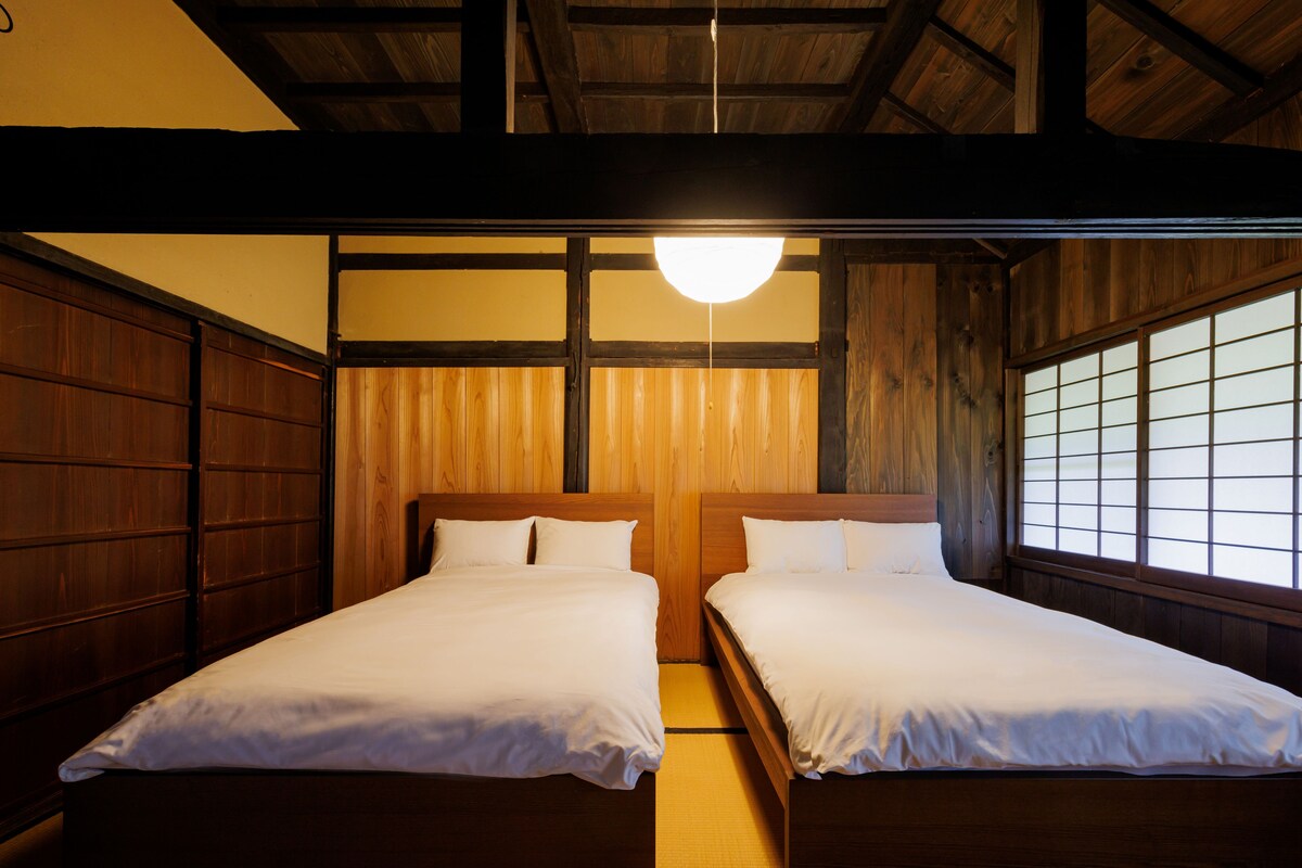 Premium bedding, down comforters, minibar, in-room safe