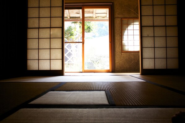A traditional Japanese room with tatami flooring, sliding doors, and shoji screens. - Miyama Futon & Breakfast Thatched Cottages (Nantan)