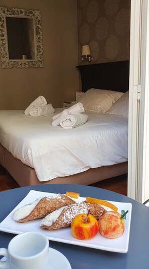 Superior Double Room | Egyptian cotton sheets, premium bedding, minibar, in-room safe - Smart Hotel Gallery House (Palermo)