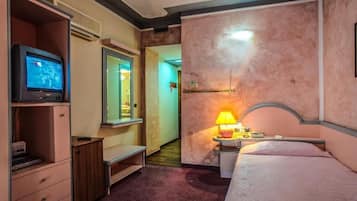 Minibar, coffres-forts dans les chambres, bureau