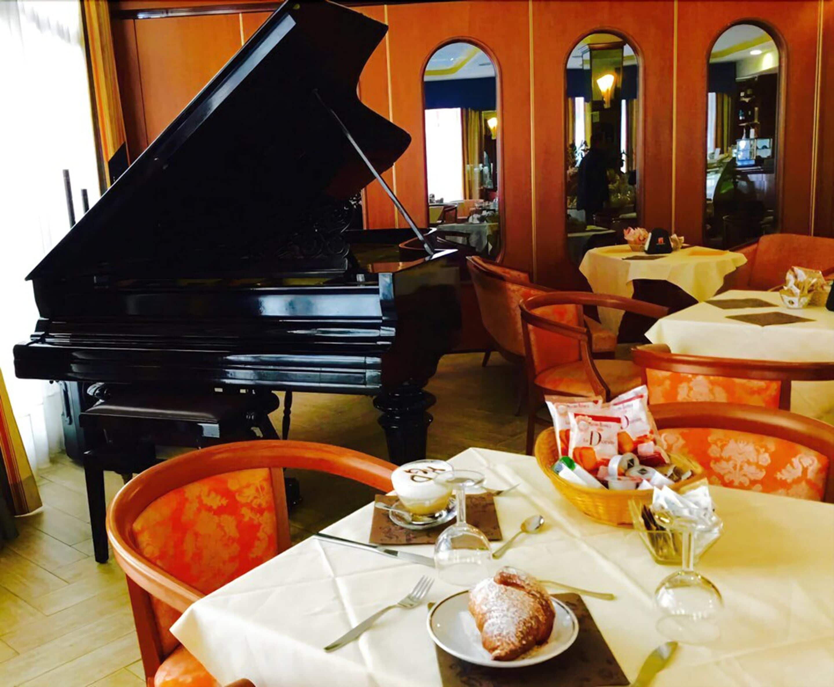 Petit déjeuner buffet (8 EUR par personne)