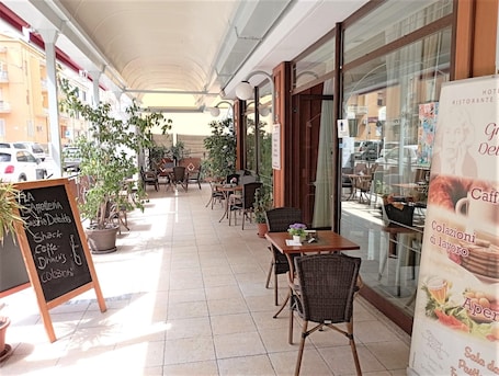 Entrée de l’hébergement. Hotel Grazia Deledda