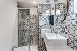 Chambre simple | Salle de bain | Douche, douche cascade, articles de toilette (gratuits)