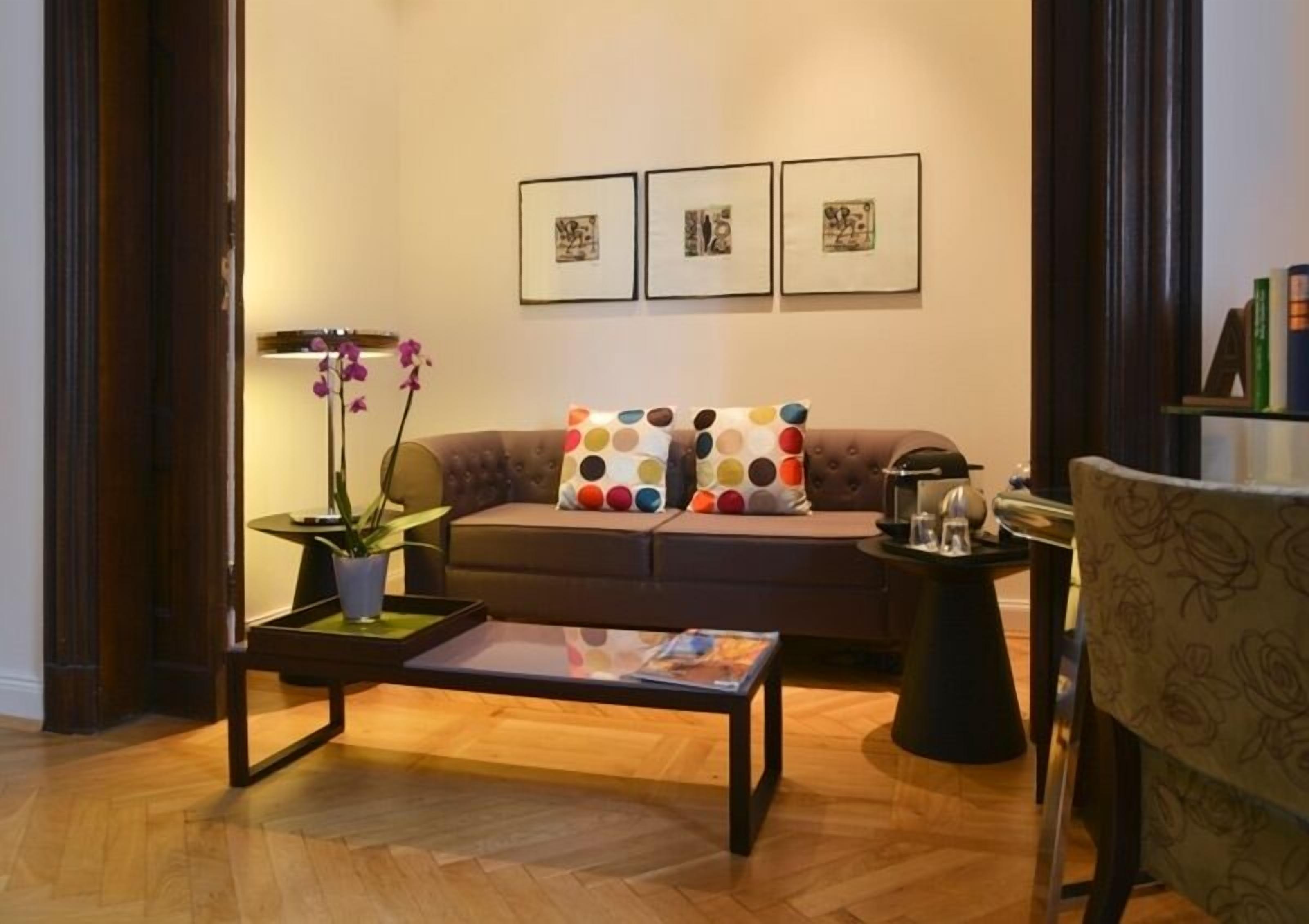 suite | living area | flat-screen tv