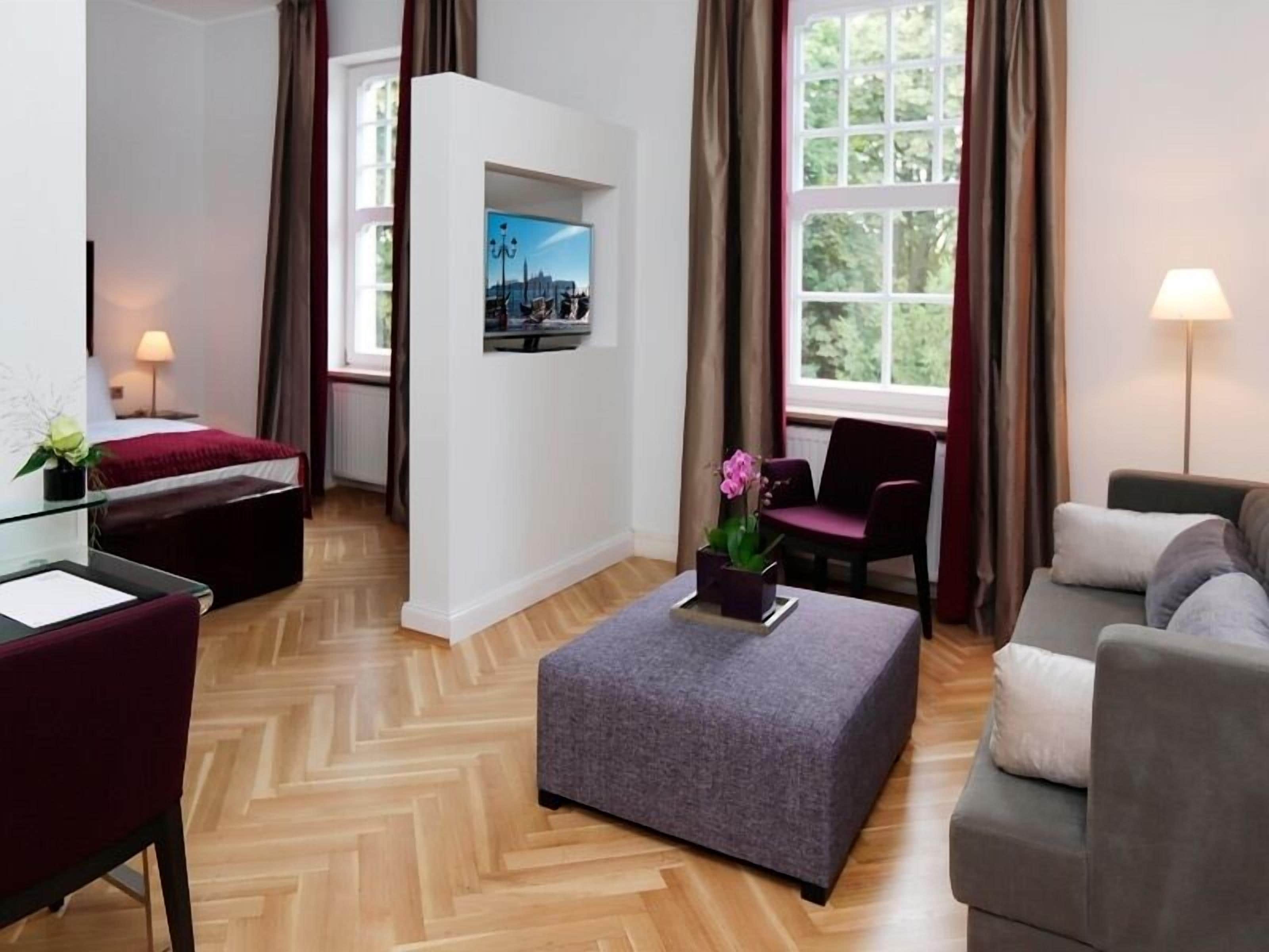 suite | living area | flat-screen tv