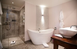 Suite | Bathroom | Free toiletries, hair dryer, bathrobes, slippers - Hotel Park Villa (Wuppertal)