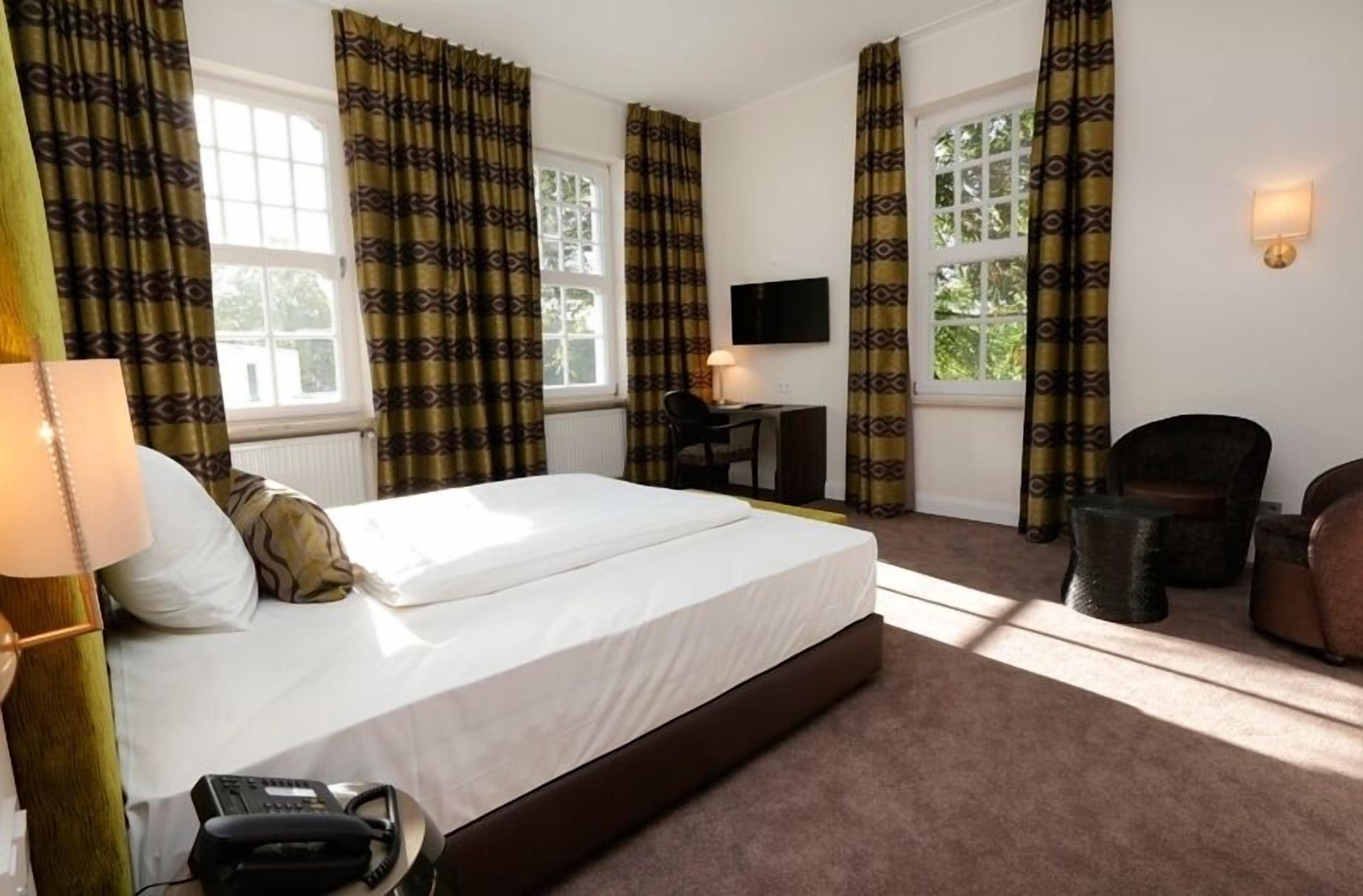 1 bedroom, hypo-allergenic bedding, minibar, in-room safe