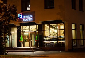 Voorkant accommodatie - avond/nacht