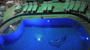 Piscine extérieure en saison, cabanas gratuites, chaises longues