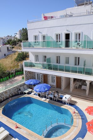 Seasonal outdoor pool, free cabanas, sun loungers - New Bodrum Hotel (Bodrum)