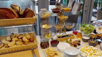 Kontinental frukost varje dag mot avgift