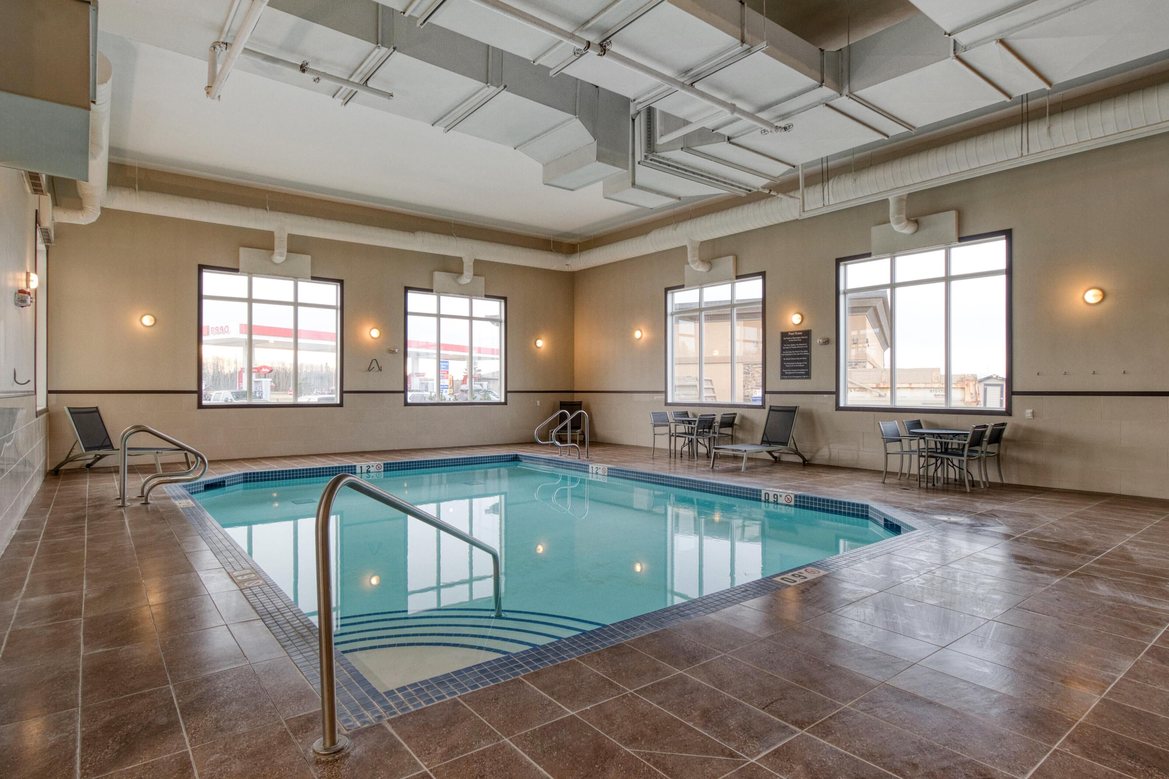 Sisäuima-allas avoinna 9.00–22.00, aurinkotuoleja