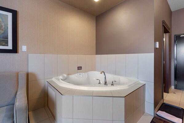 Svit - 1 kingsize-säng - icke-rökare - bubbelbad | Sängtillbehör av högsta kvalitet, skrivbord och arbetsyta för laptop