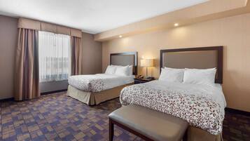 Suite familiar, 2 camas Queen size, para no fumadores, cocineta | Ropa de cama de alta calidad y escritorio