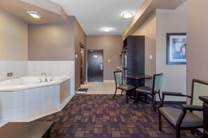Suite, 1 très grand lit, non-fumeurs, baignoire à jets (with Sofabed) | Literie de qualité supérieure, bureau