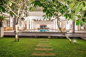 Outdoor pool, pool umbrellas, pool loungers - Shinagawa Beach (Balapitiya)