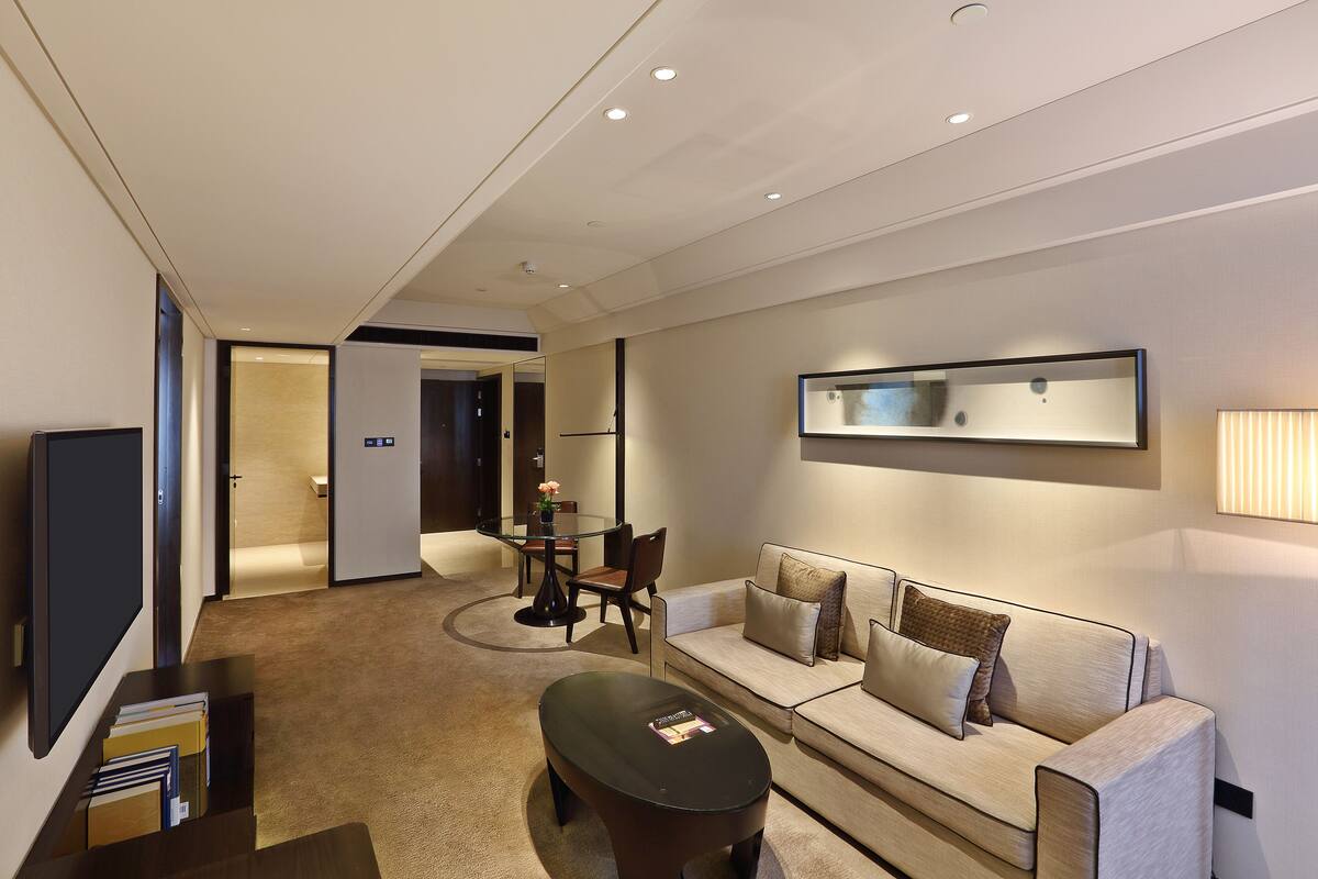 Phòng Suite Business, 1 giường cỡ king | Két bảo mật tại phòng, bàn, phòng cách âm, bàn ủi/dụng cụ ủi quần áo 