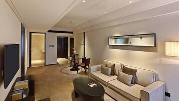 Business Suite, 1 King Bed | In-room safe, desk, soundproofing, iron/ironing board