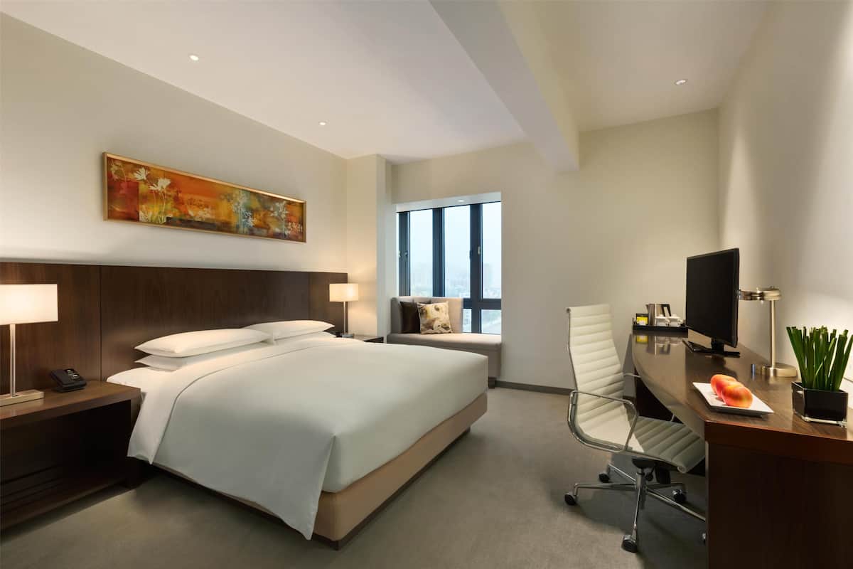 Chambre, 1 très grand lit (No Sofabed) | Coffres-forts dans les chambres, bureau, chambres insonorisées