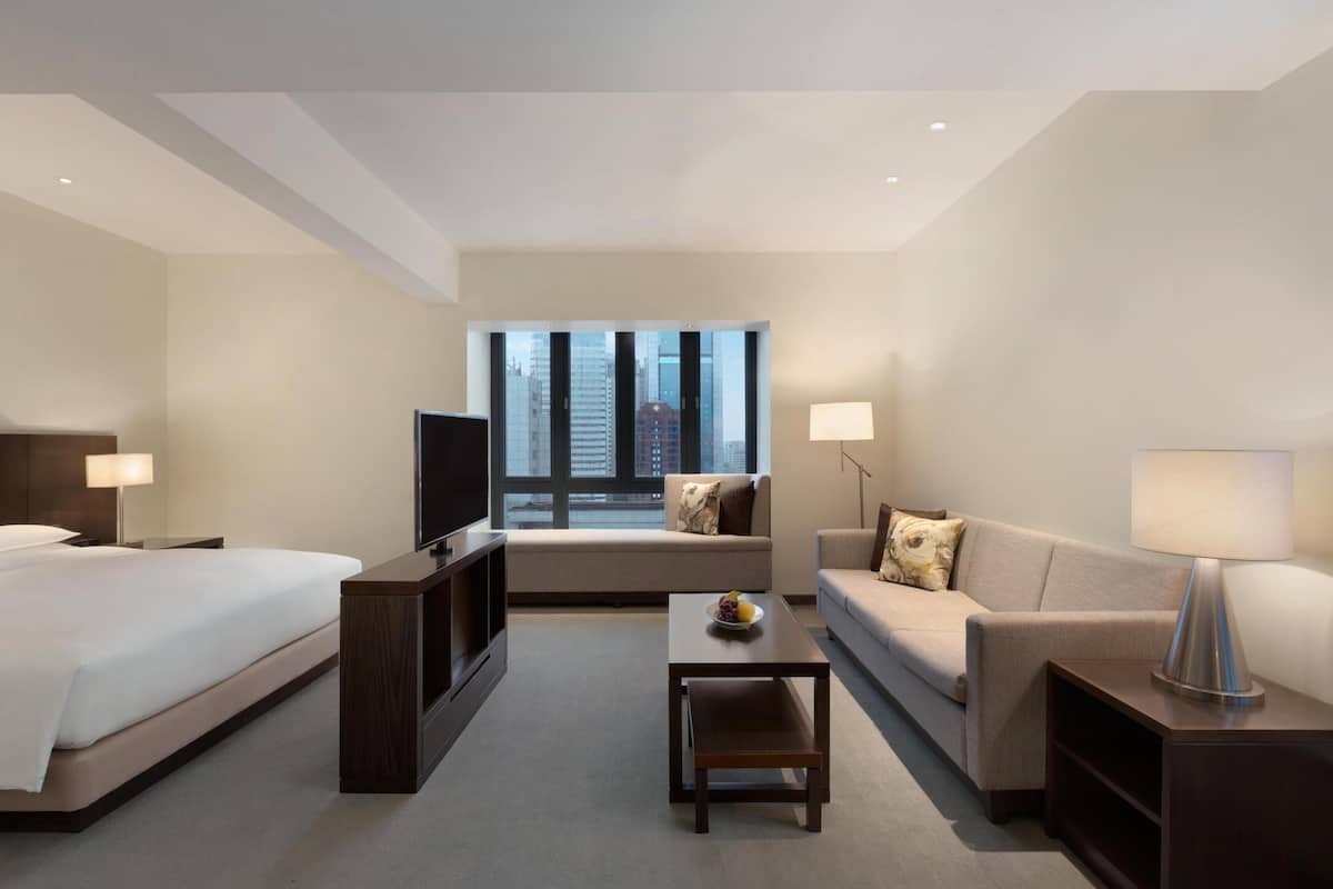 Chambre, 1 très grand lit (Specialty with Sofabed) | Coffres-forts dans les chambres, bureau, chambres insonorisées
