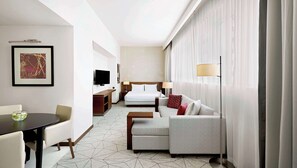 Ropa de cama de alta calidad, camas con pillow-top y minibar 