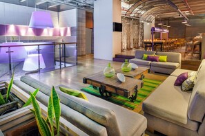 Se sirven desayunos, almuerzos y cenas; cocina mediterránea