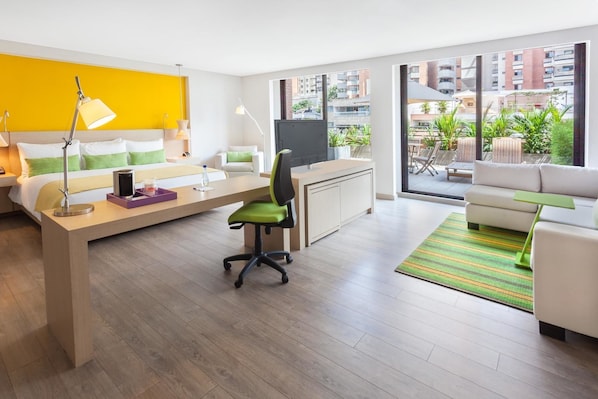 Minibar, safe på rommet, skrivebord og strykejern/-brett