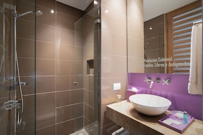 Pengering rambut, tuala disediakan